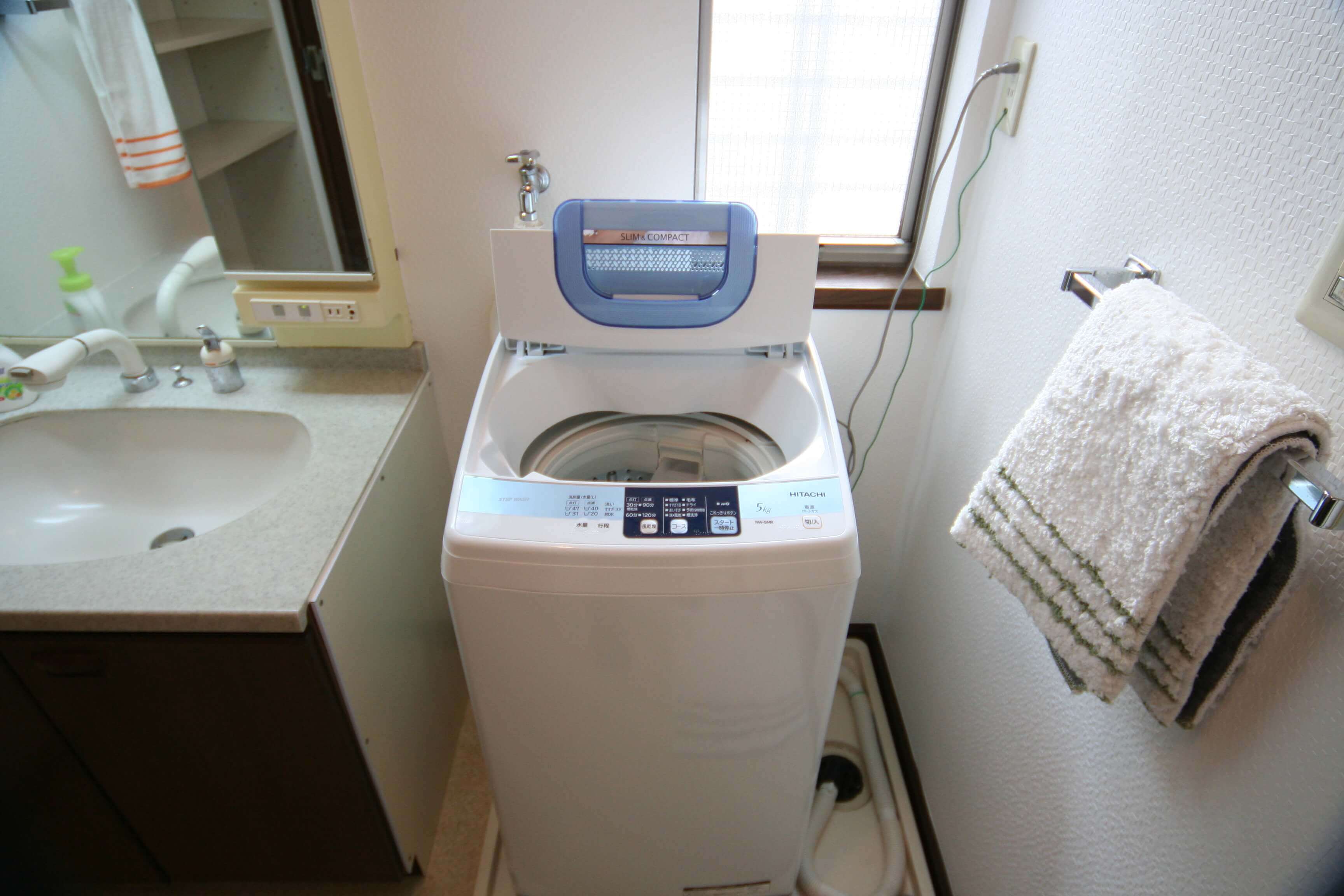 image08脱衣室の洗面台と洗濯機
